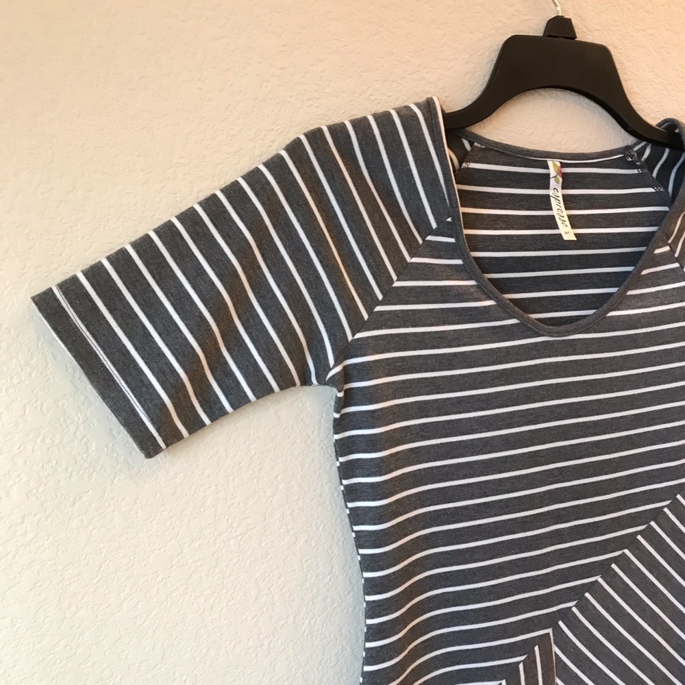 Espresso Grey White Striped Mini Dress Size Medium Short Sleeve Sheath Style - Picture 6 of 8